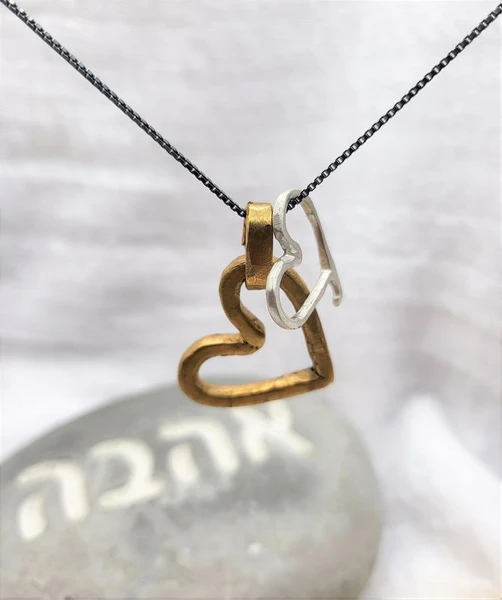 שרשרת לבבות כסף בציפוי זהב בגימור גס – עבודת יד