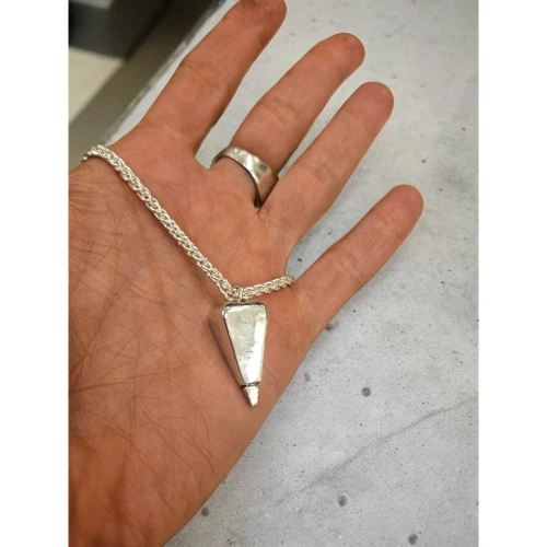 שרשרת ותליון פירמידת כסף הפוכה