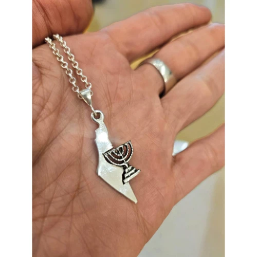 מפת ישראל ומנורה